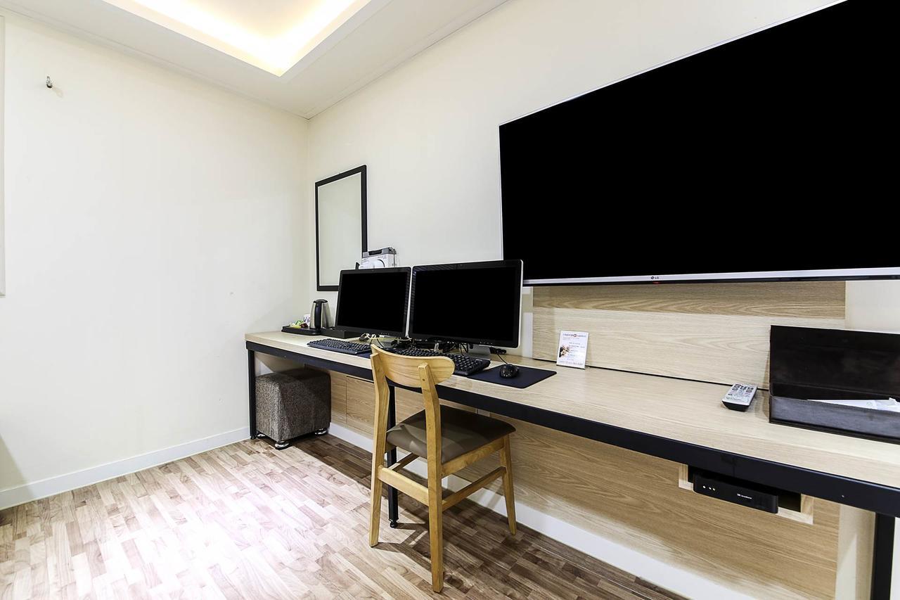 White Hotel Suwon Exterior foto