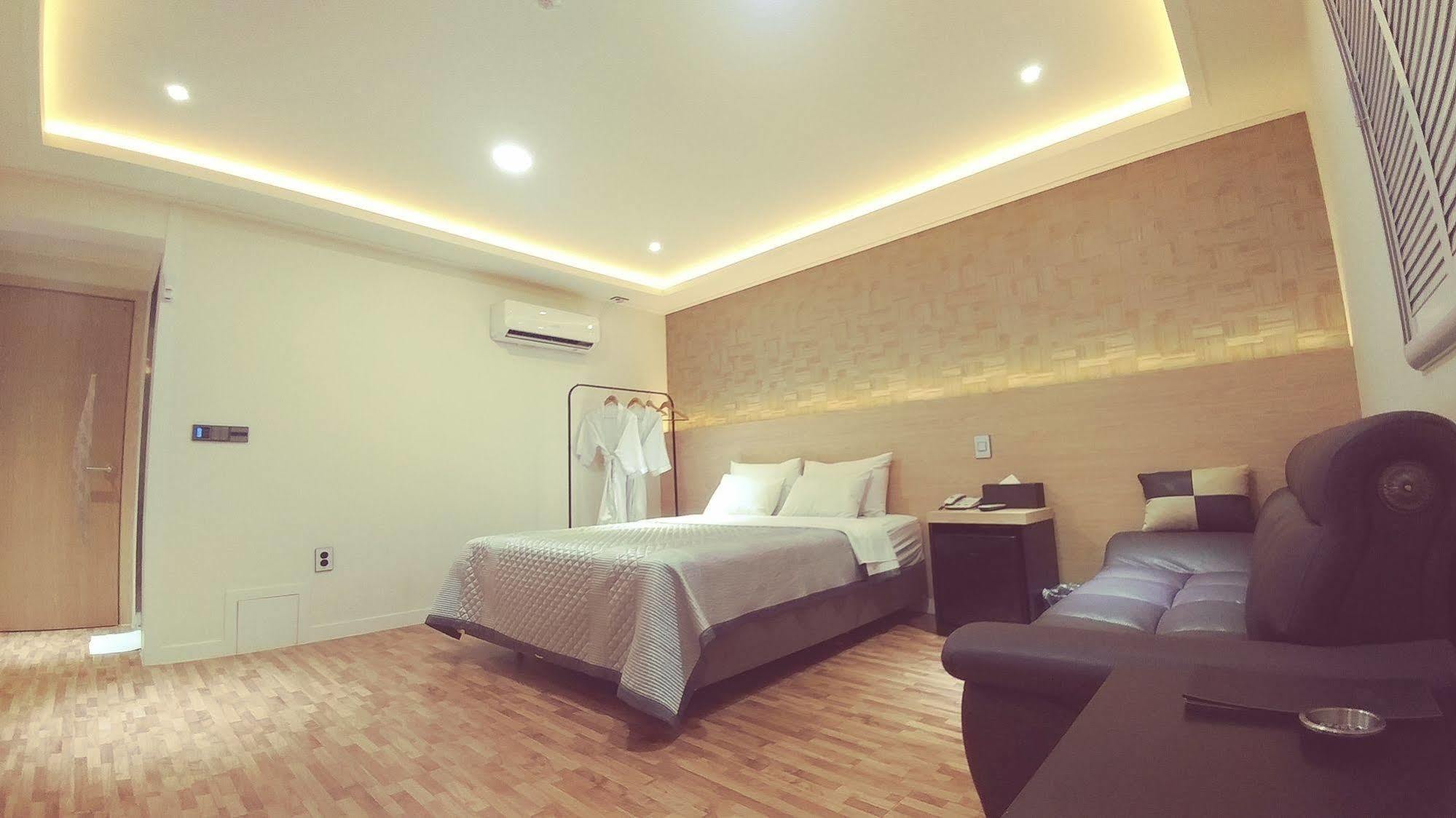 White Hotel Suwon Exterior foto