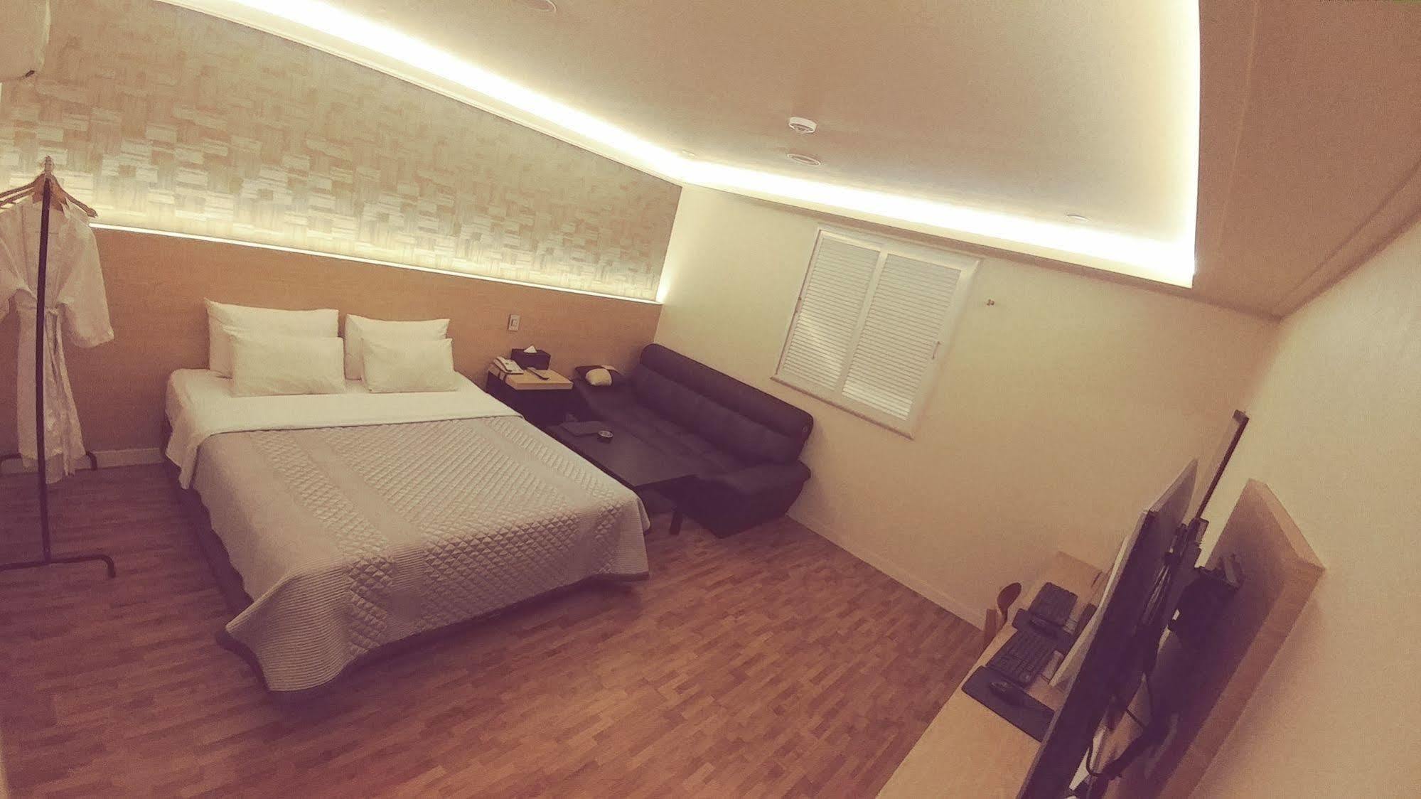 White Hotel Suwon Exterior foto